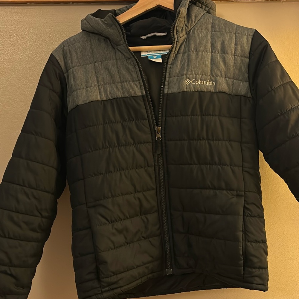 Columbia hooded black/gray kid’s puffer jacket. Great condition!